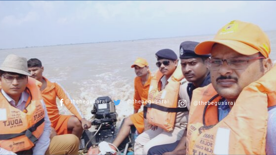 बेगूसराय के जिलाधिकारी अरविंद कुमार वर्मा ने बाढ़ प्रभावित इलाकों का सघन दौरा कर वस्तुस्थिति का जायजा लिया। 10