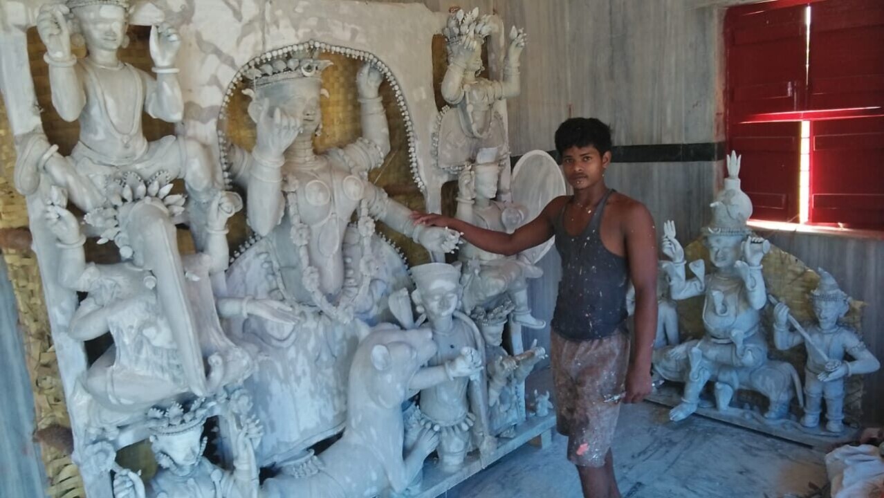 वीरपुर प्रखंड के भवानंदपुर गांव में राढ़ी कायस्थ में माँ दुर्गा के प्रतिमा को अन्तिम रुप देने में जुटे मूर्तिकार। 12