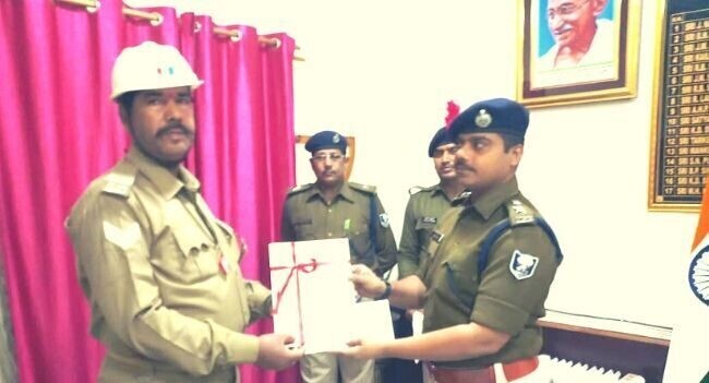 ट्रैफिक पुलिस रामानंद सिंह को एसपी ने किया सम्मानित