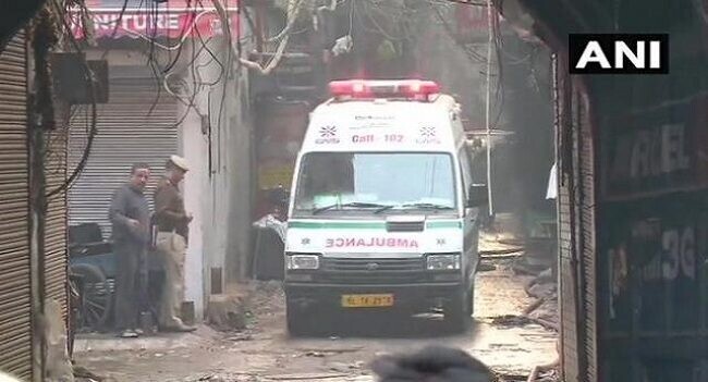दिल्ली की एक फैक्ट्री में भीषण आग, 43 लोगों की मौत, दर्जनों घायल