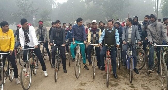 डीएम अरविंद कुमार वर्मा ने साइकिल जुलूस में भाग लेकर लोगों को किया जागरूक