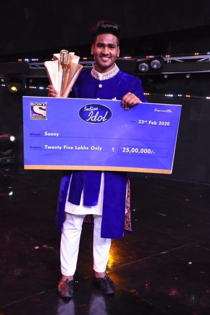 Indian Idol-11 के विजेता सनी हिंदुस्तानी कभी करते थे बूट पोलिश - आज विदेशी गर्लफ्रेंड है उनके साथ 1
