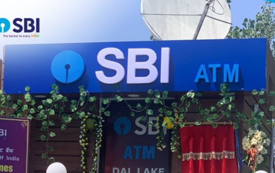 SBI बैंक ने श्रीनगर में स्थानीय लोगों और पर्यटकों को दिया बड़ा उपहार, डल झील पर खोला तैरता हुआ ATM 2