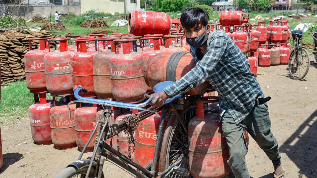 बड़ा झटका! आज से LPG Gas Cylinder हुआ 102 रुपये और महंगा, जानें - अपने शहर का नया रेट.. 1