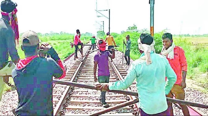 पटरी टूटा देख महिला ने रेलवे ट्रैक पर लाल साड़ी लहराकर टाला Train हादसा, बचायी 150 लोगों की जान! 3