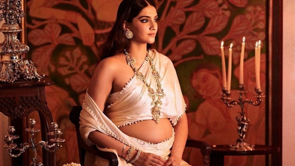 प्रेगनेंसी में और भी खूबसूरत हो गई हैं Sonam Kapoor- प्रेगनेंसी के दौरान कुछ यूँ किया बेबी बम्प फ्लॉन्ट 1