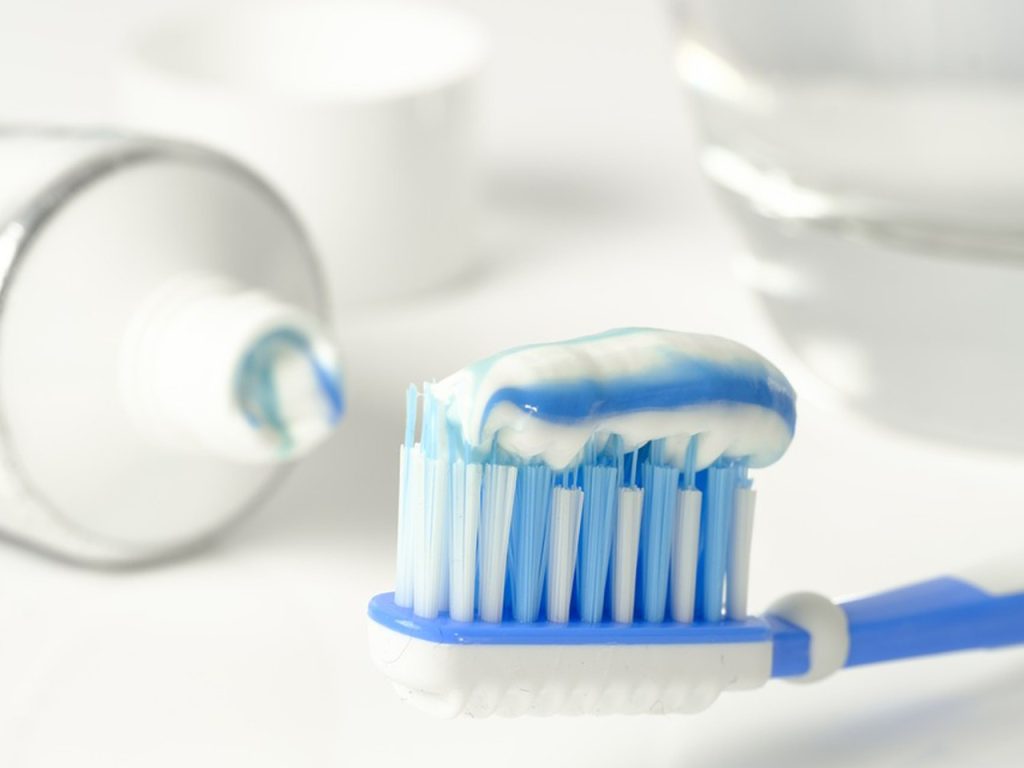अगर आप भी टूथपेस्ट की आखिरी बूंद को निचोड़ते हैं तो सतर्क हो जाएं- कंपनियां कर रहीं ये चालाकी.. 2