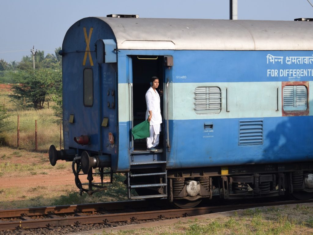 Indian Railways : रेल मंत्रालय का बड़ा फैसला - अब ट्रेनों में नहीं होंगे Guard! जानिए - ऐसा क्यों? 3