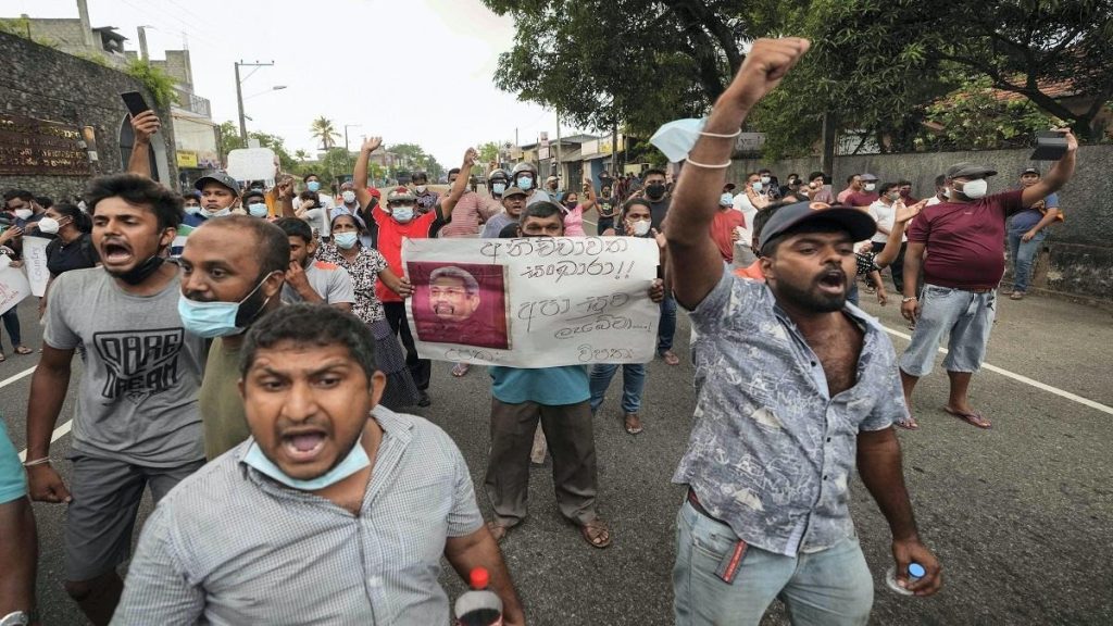 पीएम पद से इस्तीफा देने के बाद भी Sri Lanka में जारी हिंसा, महिंदा राजपक्षे को नौ सेना बेस पर भी जान का खतरा 2