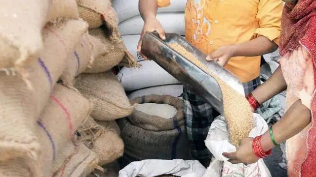 Ration Card : केंद्र सरकार ने घटाया कोटा, जानिए अब कितना मिलेगा गेहूं और चावल.. 2