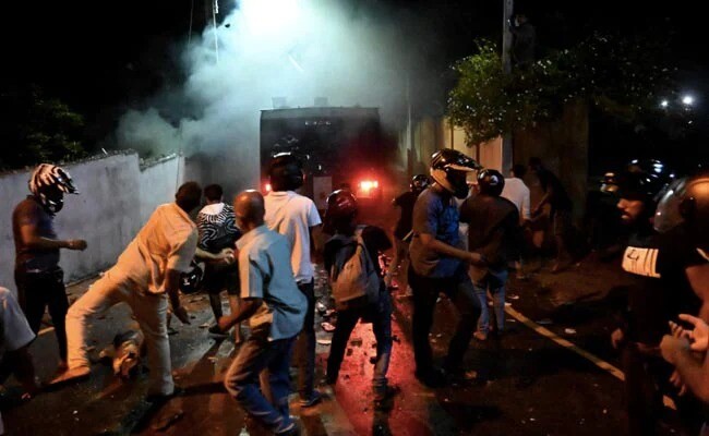 बदतर हो चुकी है श्रीलंका की हालत! हिंसा करने वालों के खिलाफ शूट एट साइट का आर्डर जारी 4