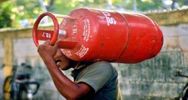 दिवाली पर औंधे मुँह गिरा LPG Cylinder, कीमत में आई भरी गिरावट, जानें - नई कीमत... 1