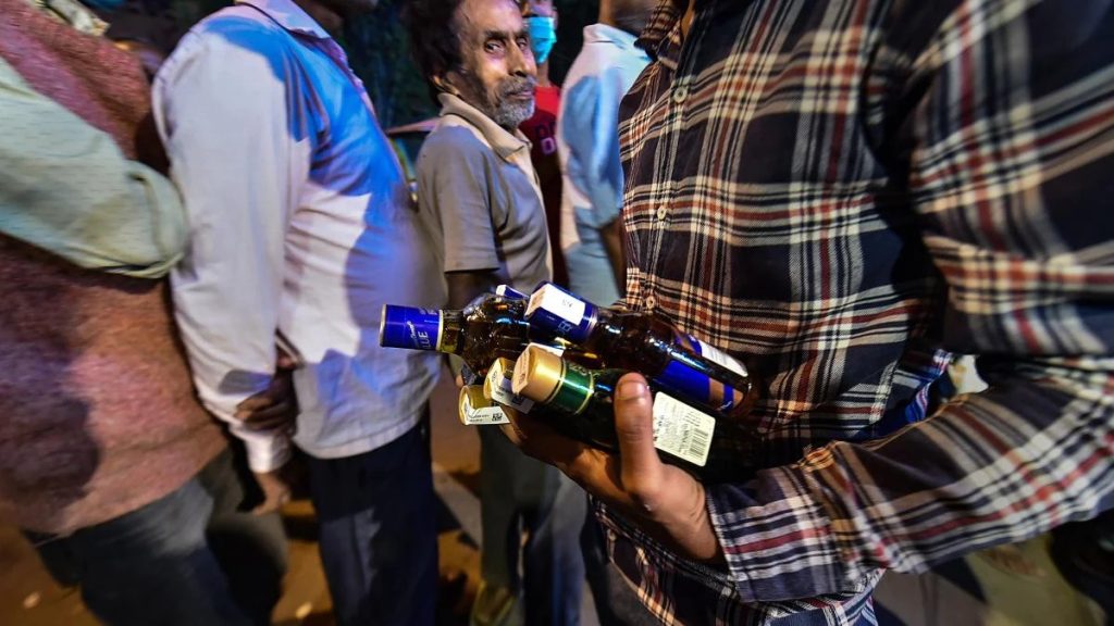 साल के अंत तक दिल्ली में 3 गुना बढ़ जाएंगे शराब के ठेके - किसी भी चौराहे ले सकेंगे मनचाही बोतल 1