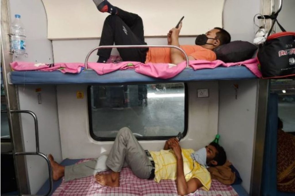 Indian Railway : अब ट्रेन में ज्यादा सोने पर लगेगा जुर्माना - जान लें ये नए नियम… 1