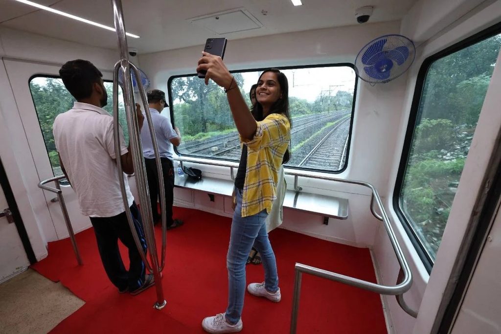 Indian Railway : ट्रेन की छत पर भी लग गया शीशा, अब यात्री खुले आसमान का लेगे मजा.. 2