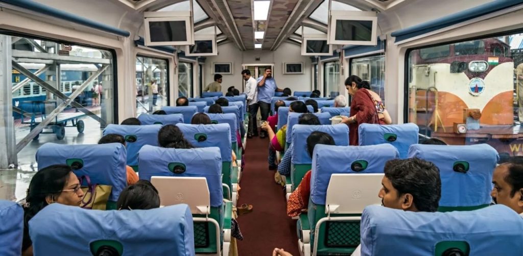 Indian Railway : ट्रेन की छत पर भी लग गया शीशा, अब यात्री खुले आसमान का लेगे मजा.. 1