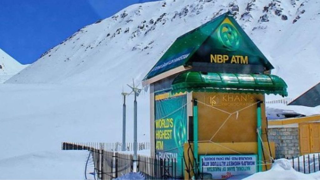 ये है दुनिया का अनोखा ATM, जो 4,693 मीटर की ऊंचाई पर स्थित है, सौर ऊर्जा से चलता है मशीन 1