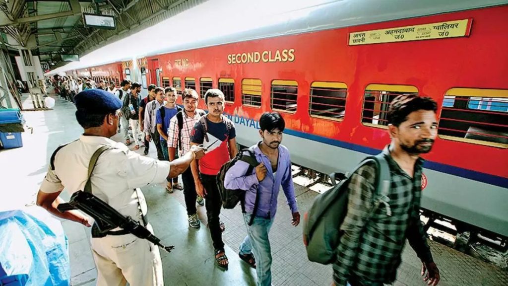 Indian Railway : ट्रेन यात्रा के दौरान भूलकर भी न करें ये गलती, वर्ना सलाखों के पीछे मनाना पड़ेगा त्योहार 1