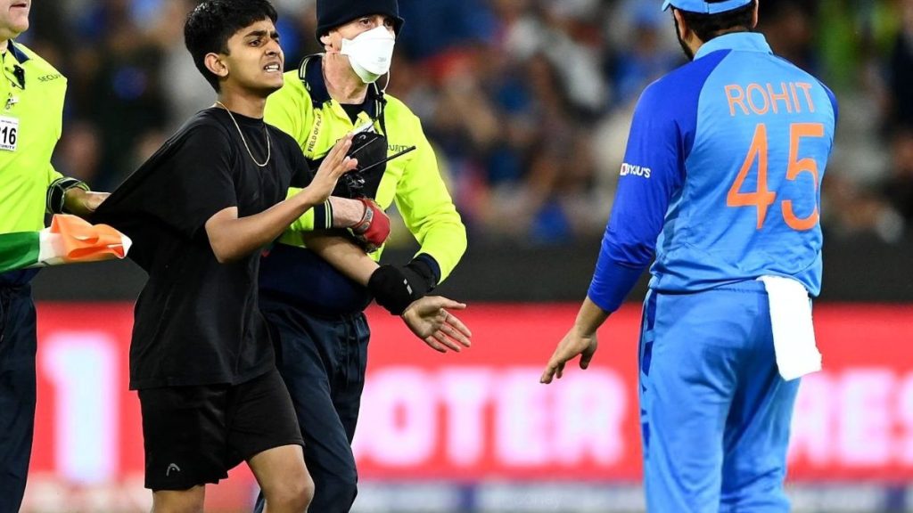 Rohit Sharma Fan : मैच के बीच मैदान में घुसा रोहित का फैन, लगा जुर्माना 5.8 लाख का जुर्माना 1