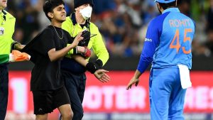 Rohit Sharma Fan : मैच के बीच मैदान में घुसा रोहित का फैन, लगा जुर्माना 5.8 लाख का जुर्माना 4