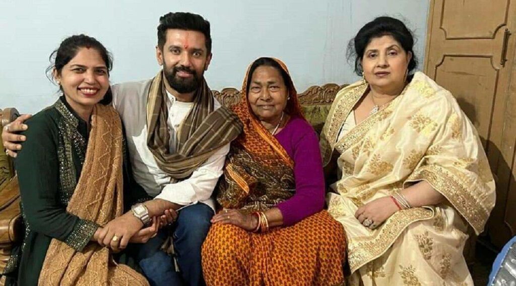 जब 44 साल बाद साथ दिखीं Chirag Paswan की दोनों मां, एक साथ बेटे को दिया आशीर्वाद.. 2
