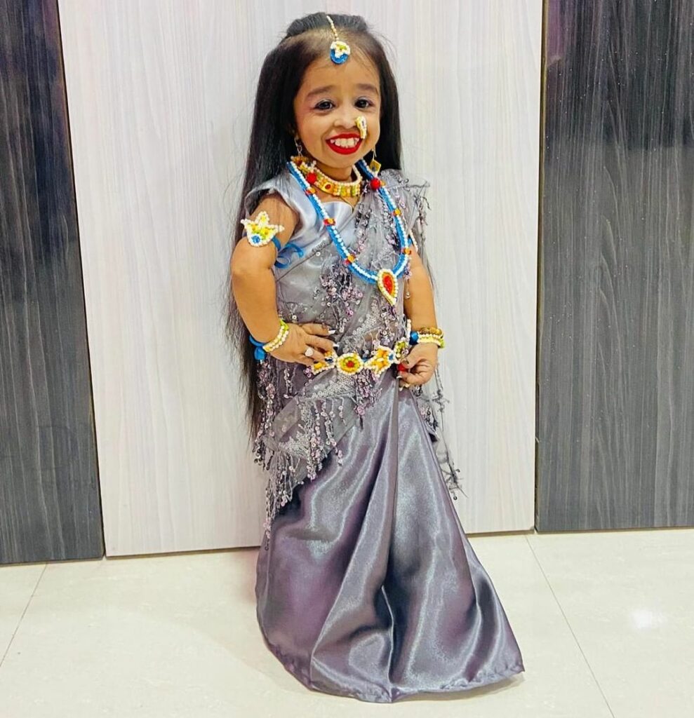 ये है दुनिया की सबसे छोटी महिला Jyoti Amge - कभी लोग मजाक बनाते थे, आज हॉलीवुड से लेकर बॉलीवुड तक हैं दीवाने.. 5
