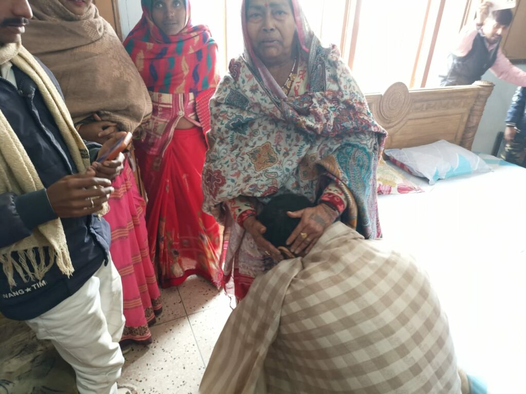 अपनी बड़ी मां से मिलकर भावुक हो गए Chirag Paswan, चरण छूकर लिए आशीर्वाद.. 3