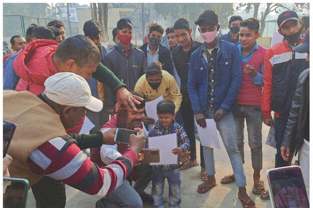 Bihar Board में परीक्षा देने पहुंचा 2.5 फीट का छात्र, सेल्‍फी लेने की मची होड़.. 2