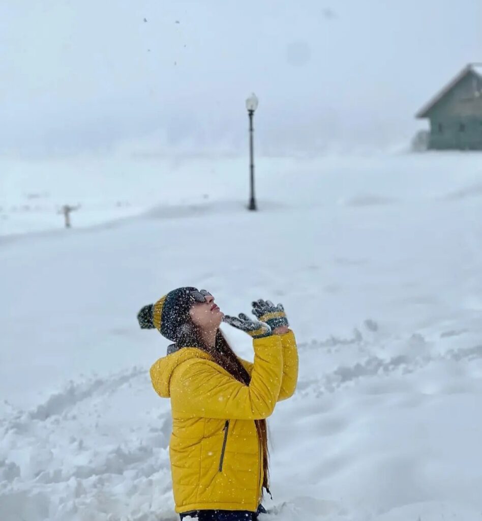 बर्फ से खेलती दिखीं IAS अतहर आमिर की वाइफ महरीन काजी, देखिए - खूबसूरत तस्वीरें…. 3