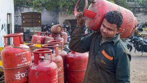Gas cylinder prices reduced by Rs 200, know the new rates in your city