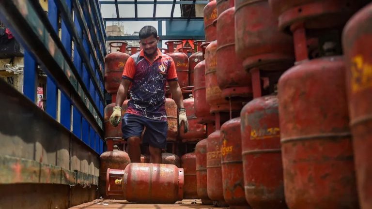 Government's big preparations on LPG Cylinder and free ration