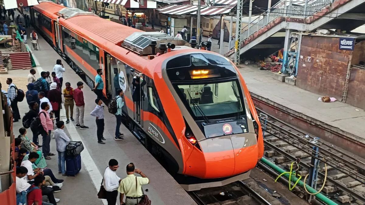 Patna To Lucknow Vande Bharat Express