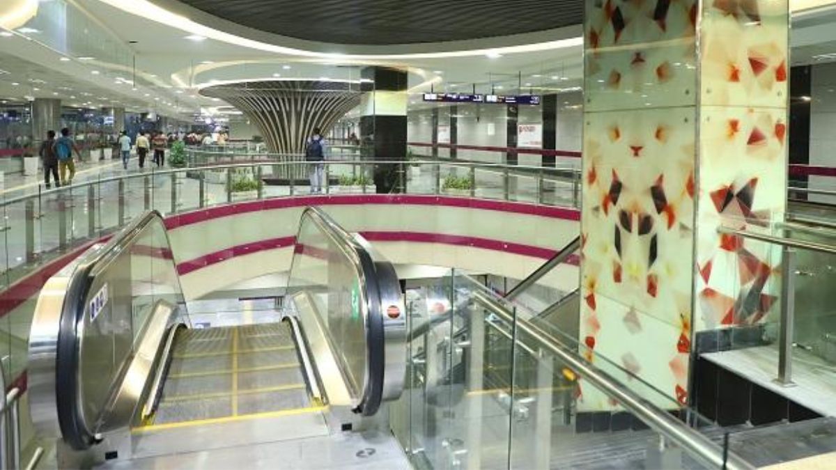 delhi metro escalator
