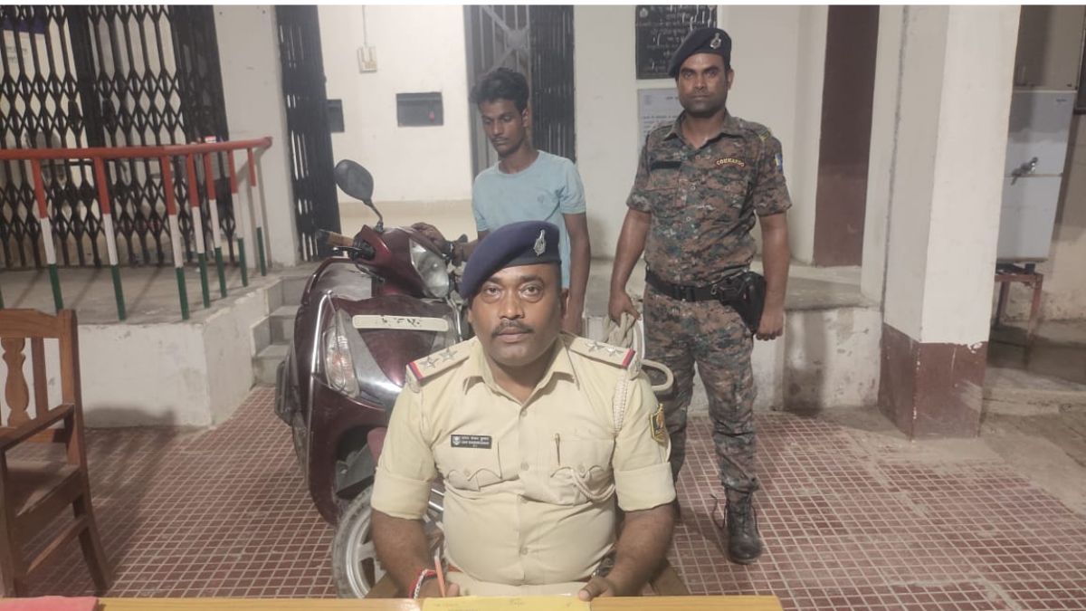 Accused arrested with stolen scooty in Bakhri
