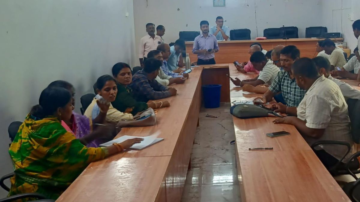 Training was given for making Ayushman cards in the discussion room at Navkothi