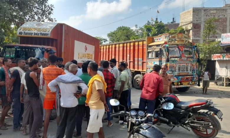 After the assurance of Begusarai MP Giriraj Singh, the farmers ended the road blockade....