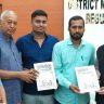 Begusarai DM Tushar Singla gave certificate on becoming lifetime member of new Red Cross..