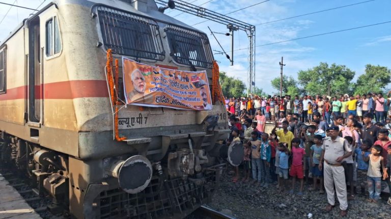 Udaipur Newsalpaiguri Express stopped at Salona station