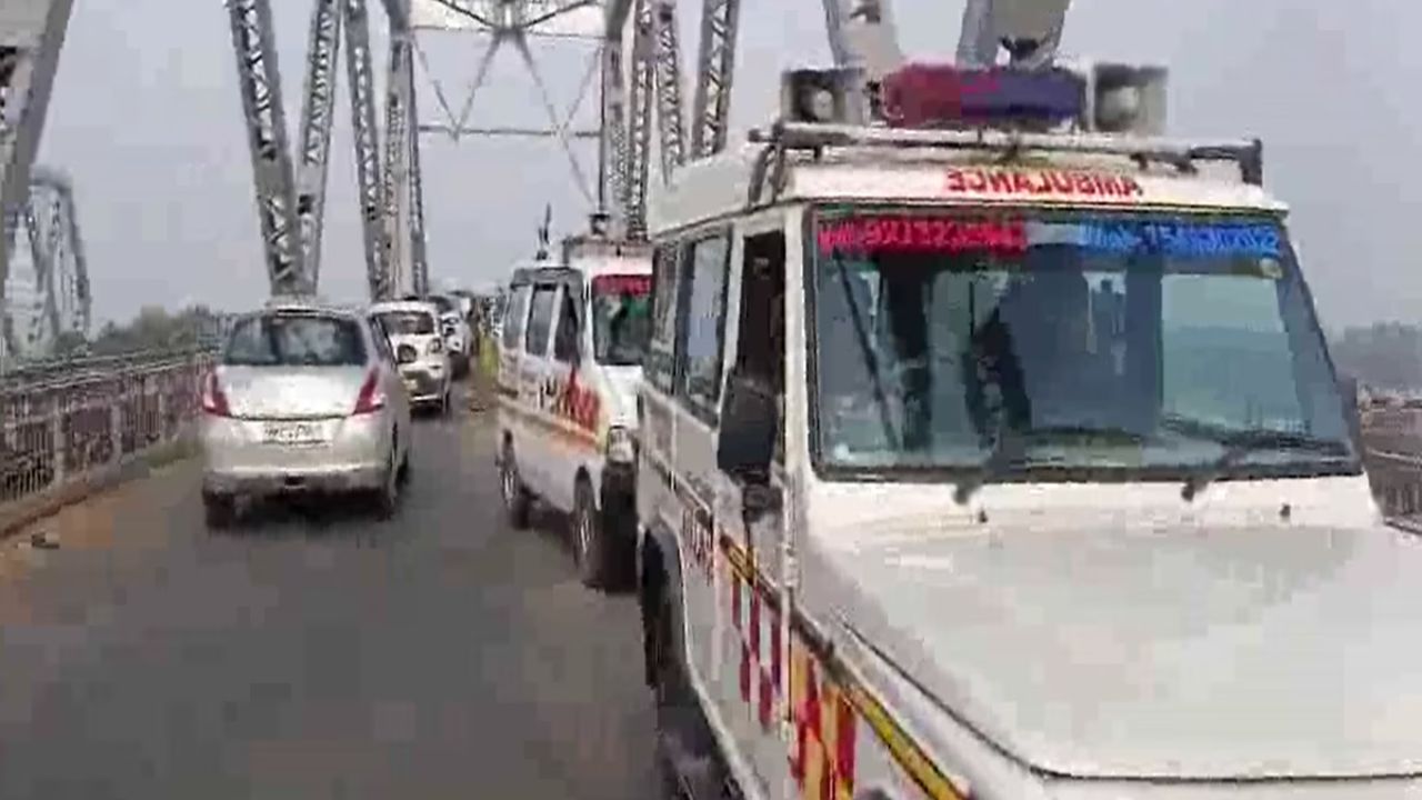 Ambulance stuck in Rajendra Setu