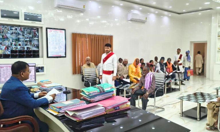 Begusarai News : डीएम के जनता दरबार में गूँजी आमजन की समस्याएँ, 65 मामलों की हुई सुनवाई.. Begusarai News