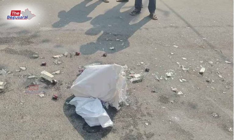 Begusarai News : होली से पहले शराबबंदी की निकली हवा, सड़क पर गिरीं बोतलें तो लूटने को मची होड़.. Bottles fell on the road in Begusarai and there was a rush to loot them.