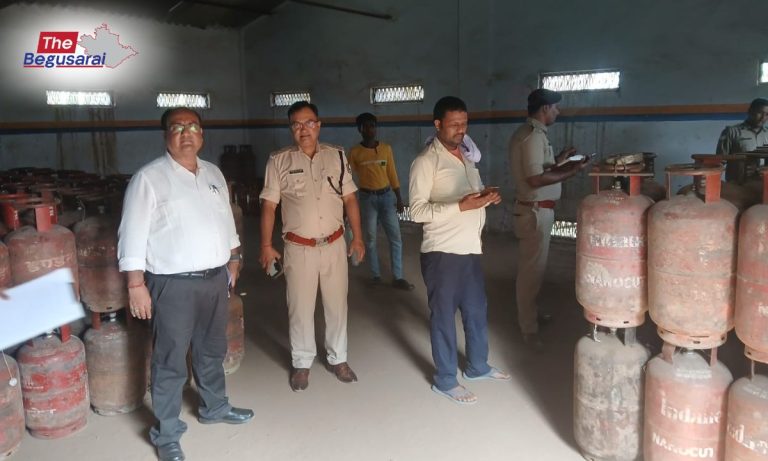 Begusarai News : बेगूसराय में गैस एजेंसियों की सघन जांच, 11 सिलेंडर जब्त; जमाखोरी पर प्रशासन सख्त.. Intensive Inspection of Gas Agencies in Begusarai