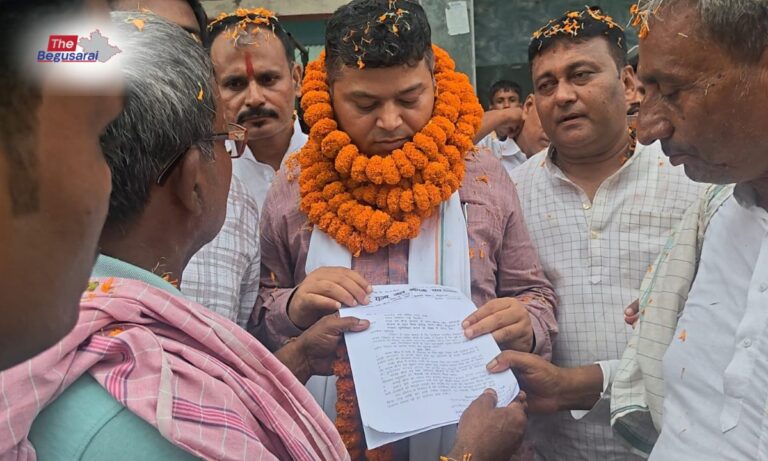 Begusarai News : पूर्व केंद्रीय मंत्री राज भूषण चौधरी को मछुआरों ने कावर समस्या को लेकर सौंपे ज्ञापन.. Fishermen submitted a memorandum to Union Minister Raj Bhushan Choudhary regarding the 'Kawar' issue.