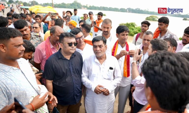 Begusarai News : उफनती नदी में नाव पर सवार होकर बाढ़ पीड़ितों के बीच पहुंचे प्रभारी मंत्री… Minister Ramkripal Yadav begusarai